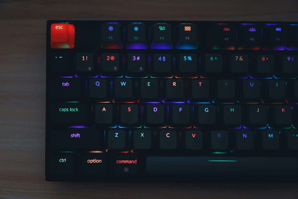 Mechanische Gaming Tastatur unter 100 Euro auf einem Gaming-Schreibtisch mit RGB-Beleuchtung