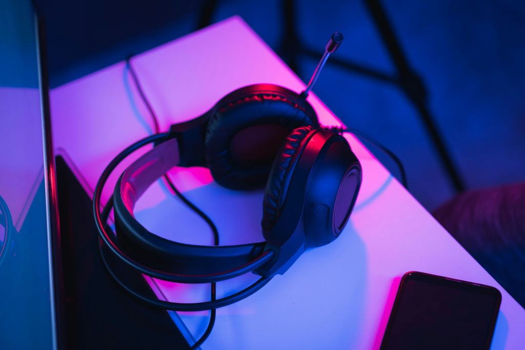 Gaming Headset unter 100 Euro auf einem Schreibtisch mit PC und Controller