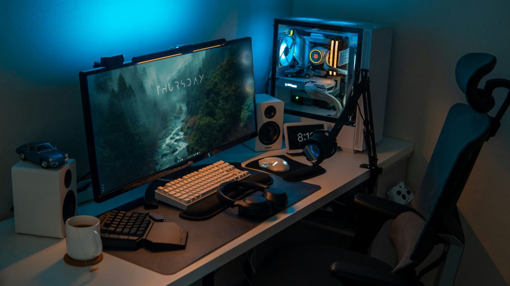 Komplettes günstiges Gaming Setup unter 300 Euro mit Monitor, Headset, Maus und Tastatur auf einem Schreibtisch