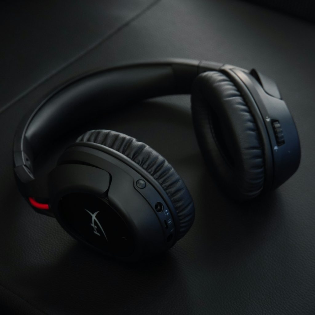 Nahaufnahme Ohrpolster und Mikrofonarm eines Gaming-Headsets unter 100 Euro