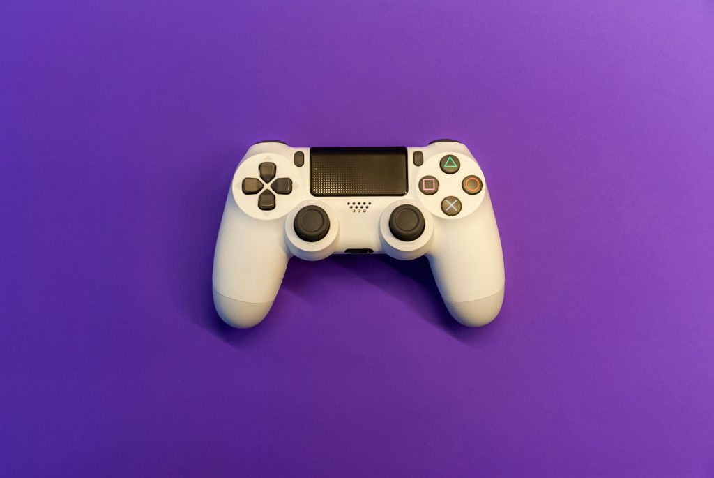 Gaming Controller für PC unter 100 Euro nebeneinander auf einem Schreibtisch